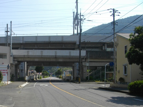 山陽道関戸宿山陽新幹線高架.JPG