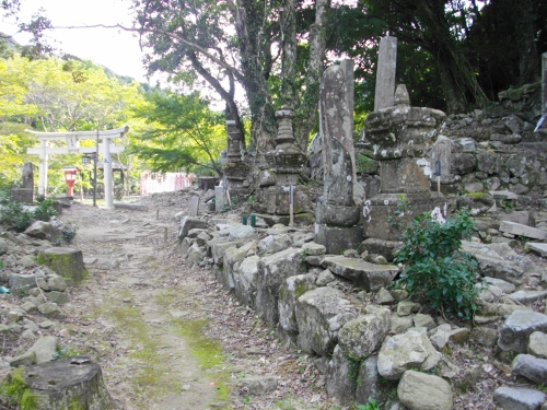 大寧寺長州藩重臣墓所 (500x375).jpg