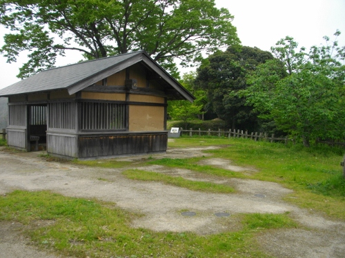 月山富田城二の丸 (500x375).jpg