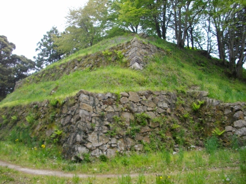 月山富田城二の丸石垣 (2) (500x375).jpg