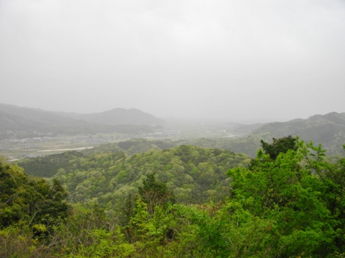 月山富田城本丸遠望 (500x375).jpg