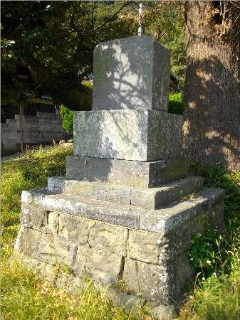 白浜城青根原神社里見成義墓石碑.JPG