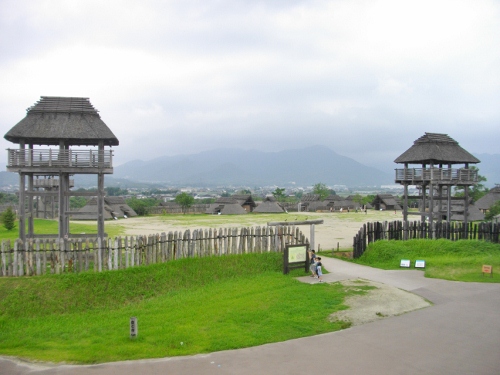 吉野ケ里南内郭遠景 (500x375).jpg