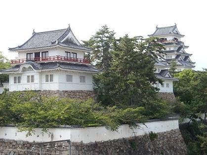 福山城月見櫓と鏡櫓と天守閣.JPG
