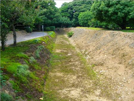 小山城二の丸箱堀.JPG