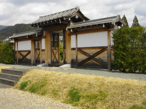 大内氏館跡西門 (500x375).jpg