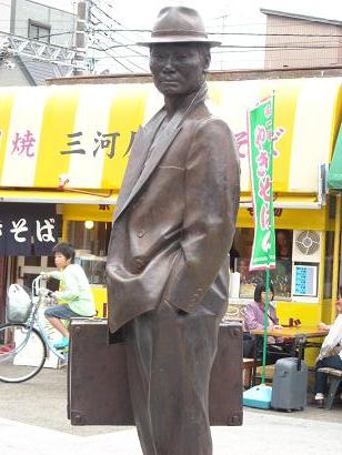 帝釈天柴又駅寅さん像