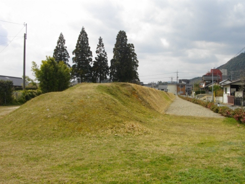 大内氏館跡土塁 (500x375).jpg