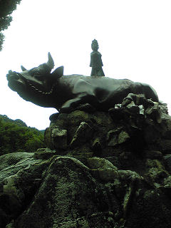 ミニ観音様on牛かわゆす！