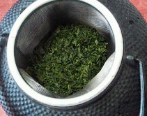 前田冨佐男 お茶 急須内.jpg