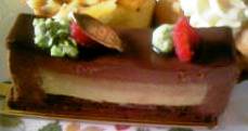 エーグルドゥース　チョコとピスタチオのケーキ.JPG