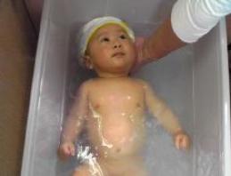 衣装ケースのお風呂　生後3ヶ月ごろ