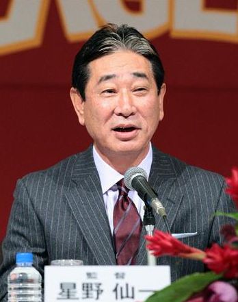 NPB 楽天 新入団選手会見で記者の質問にこたえる、星野監督
