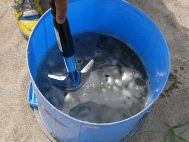 スコップを刺す