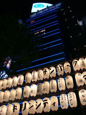 ビルの谷間の提灯