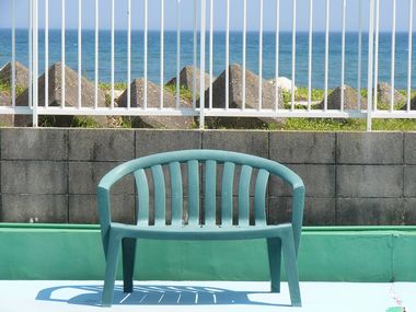 プールサイドのベンチ