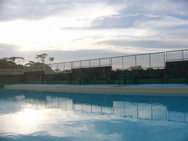 プールに映る朝