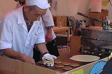 咥えタバコで菓子を焼く