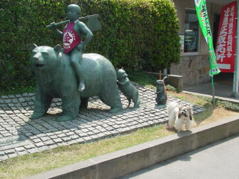 大雄山駅前、金太郎の銅像