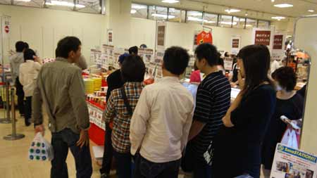 催事！人だかりで顔が見えないぃ～