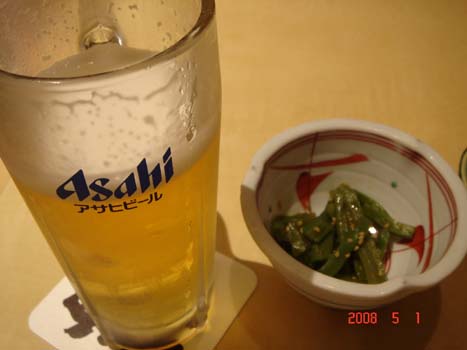 横浜駅でビール.jpg