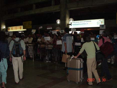 ﾝｸﾞﾗﾗｲ空港到着.jpg