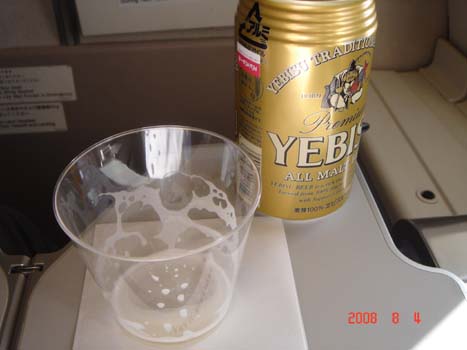 機内のビール.jpg