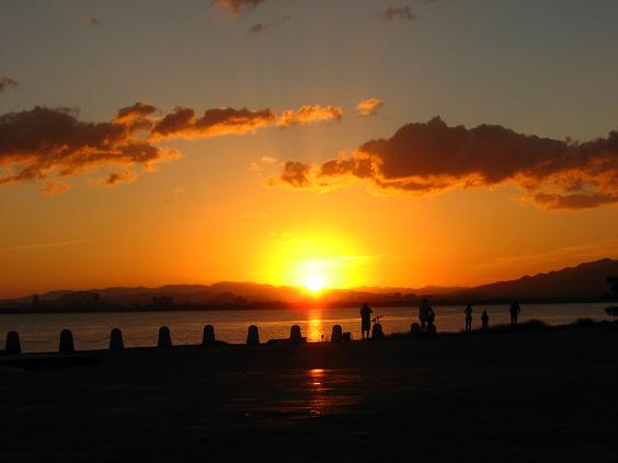 琵琶湖に昇る朝陽