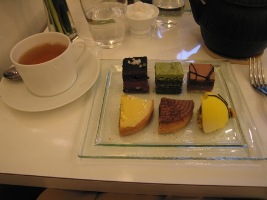 サダハルアオキ