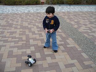 せんちゃん　ラジコンで遊ぶ