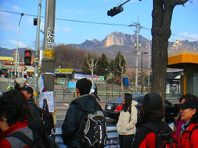 道峰山駅近くの交差点