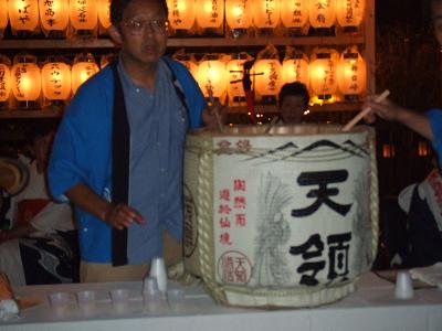 2008080220今年金賞を受賞した日本酒、天領もふるまわれていた2.JPG