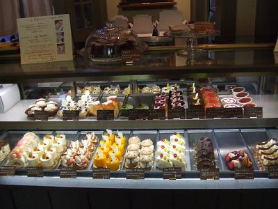 2008080302こちらがお店のショーケース2.JPG