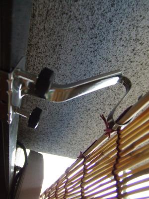 20080806西の窓のすだれフック2.JPG