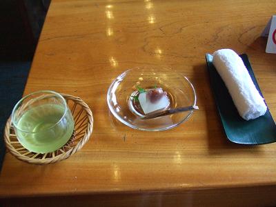 20080802水明館到着時、ロビーの喫茶コーナーで無料の茶菓サービス2.JPG