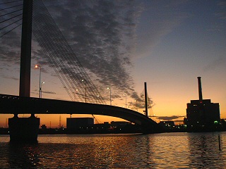 朝焼けのカモメ大橋