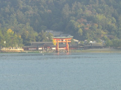 厳島神社を船から.JPG