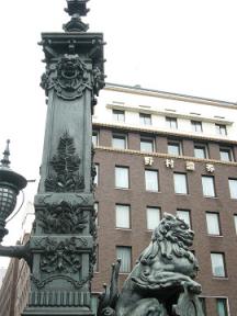野村證券ビルと日本橋欄干