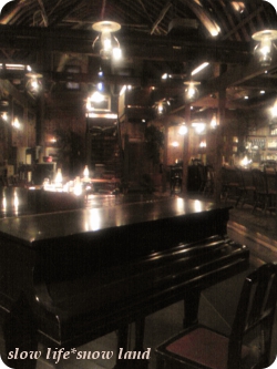 斉藤ファーム内部＝ピアノとランプ