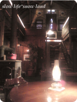 優しいランプが灯る店内