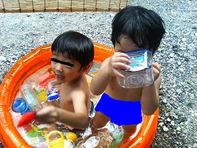 プールの水飲むなー！