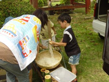 あっくんそうめんを流す