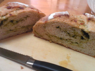 100914 バジルチーズパン断面