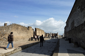 ボンベイの遺跡の大通りをひたすらテクテク歩く