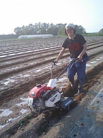 東野さん耕運機