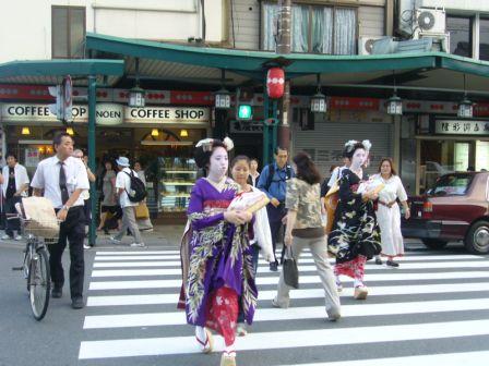 交差点で舞妓はん