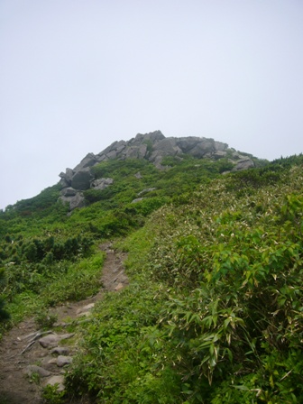 頂上付近は岩山