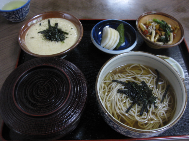 高尾山の蕎麦屋のとろろ定食