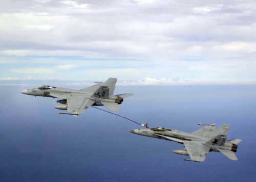 F/A-18C(右)に空中給油を実施するF/A-18E