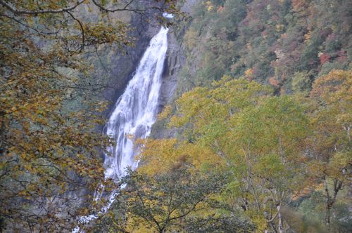 八郎坂　途中から観た称名滝